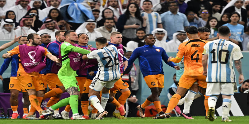Màn thư hùng kinh điển giữa Hà Lan vs Argentina có đến 15 thẻ vàng