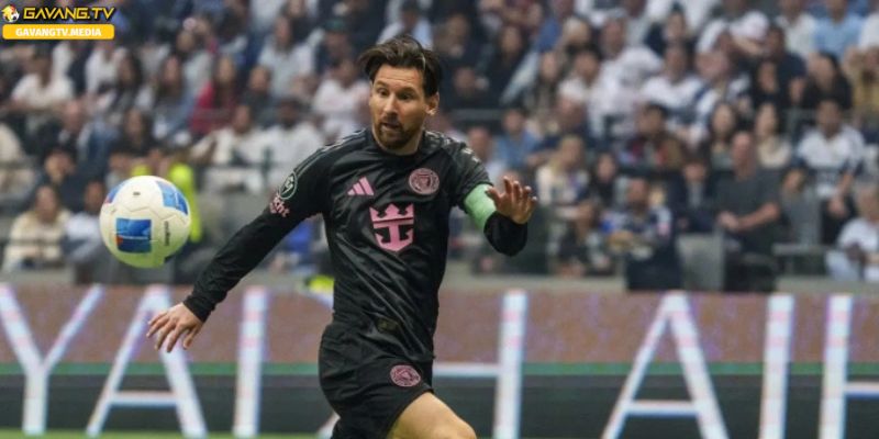 Khán giả cuồng nhiệt cùng Messi tạo nên không khí sôi động.
