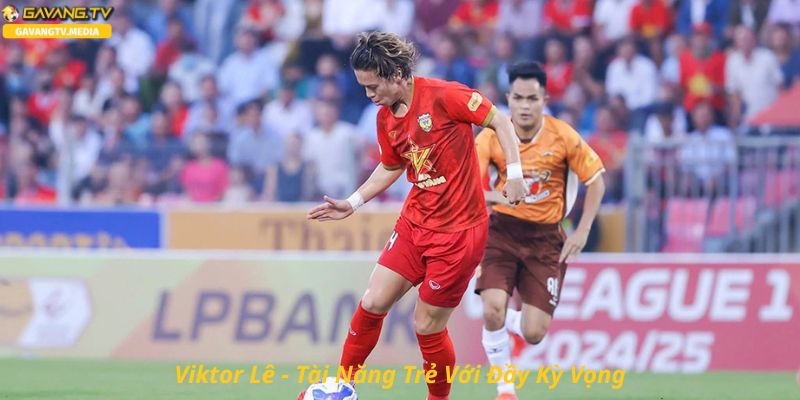 Viktor Lê tiền vệ sinh năm 2003